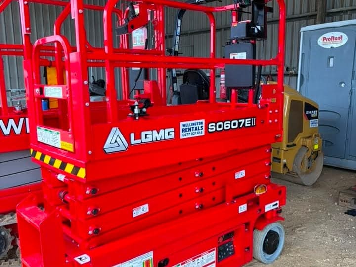LGMG scissor lift in the shed